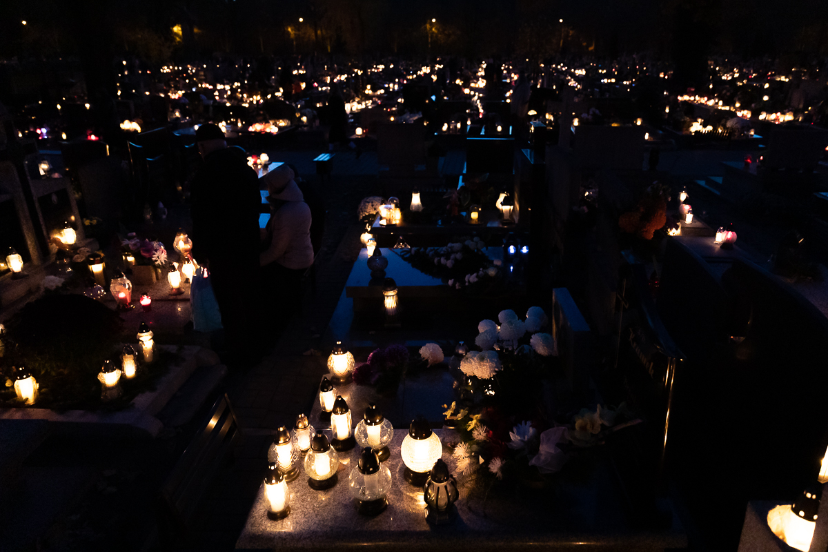 Łódzkie cmentarze nocą prezentują się niebywale. Taka atmosfera sprzyja refleksjom