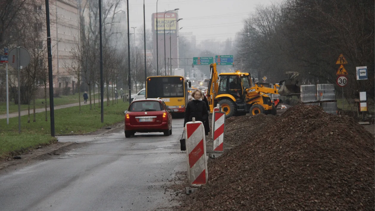 Remonty ulic na Bałutach dają w kość pieszym i podróżnym. Dojście do tego przystanku MPK Łódź to wyzwanie [ZDJĘCIA] - Zdjęcie główne