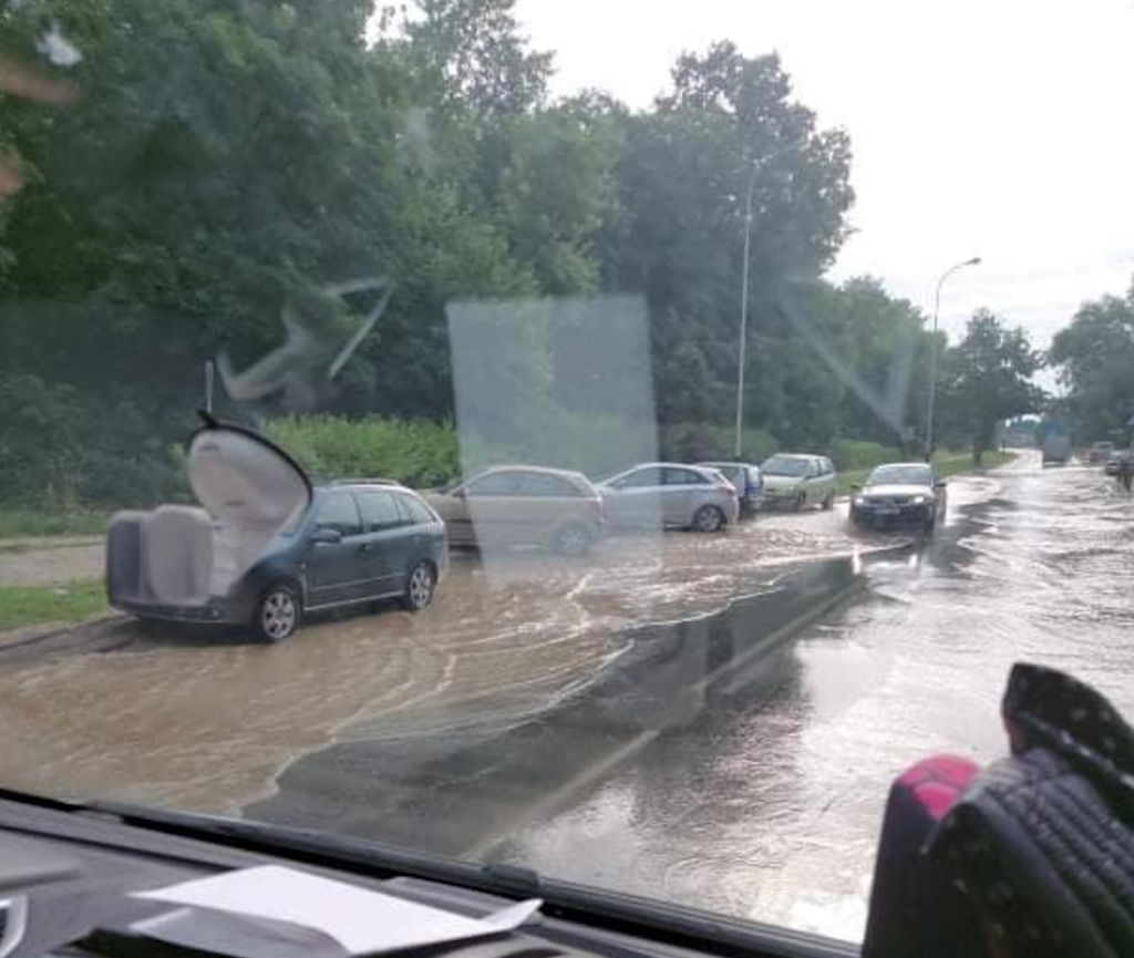 Awaria Łódź. Awaria wodociągowa przy Stawach Jana. Woda zalewała parking Biedronki. Są utrudnienia w ruchu (fot. dzięki uprzejmości Czytelniczki)