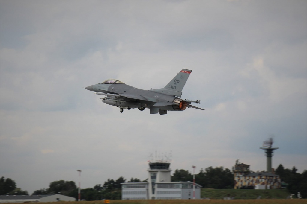W Łodzi może być bardzo głośno. Myśliwce F-16 na łódzkim niebie (fot. facebook.com/32.BLT)