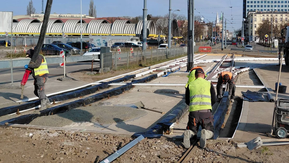 Kiedy wrócą tramwaje na Pabianicką? Torowcy MPK Łódź pracują na Placu Niepodległości