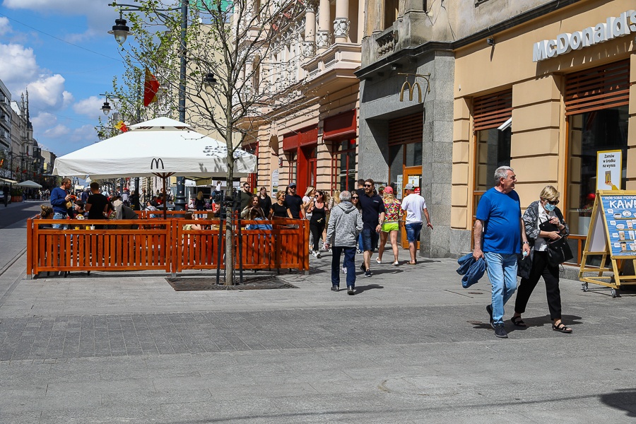 Piotrkowska Łódź. Łodzianie szturmem ruszyli do ogródków na Piotrkowskiej (fot. Michał Pietrzak - TuŁódź.pl)