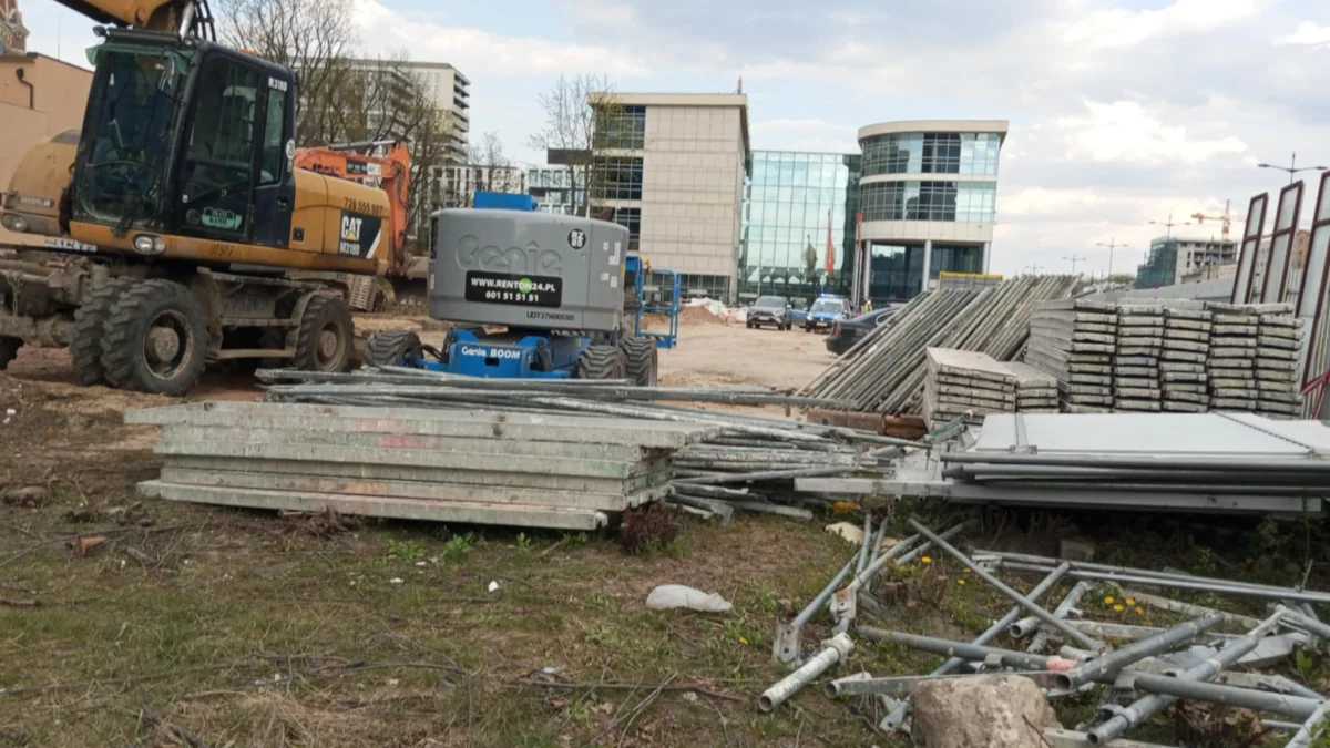 Wypadek na placu budowy w centrum Łodzi. Karetka zabrała pracownika do szpitala [ZDJĘCIA]