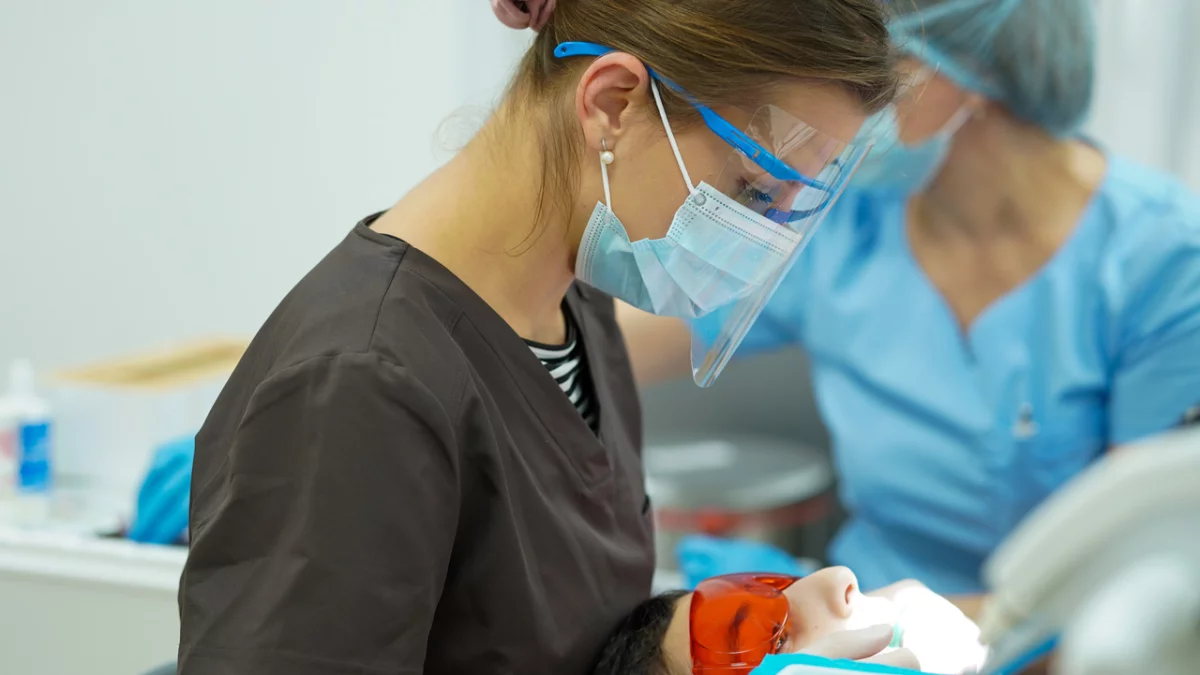 Ratować czy usuwać? Jak nowoczesne leczenie kanałowe pod mikroskopem zmienia stomatologię w Łodzi