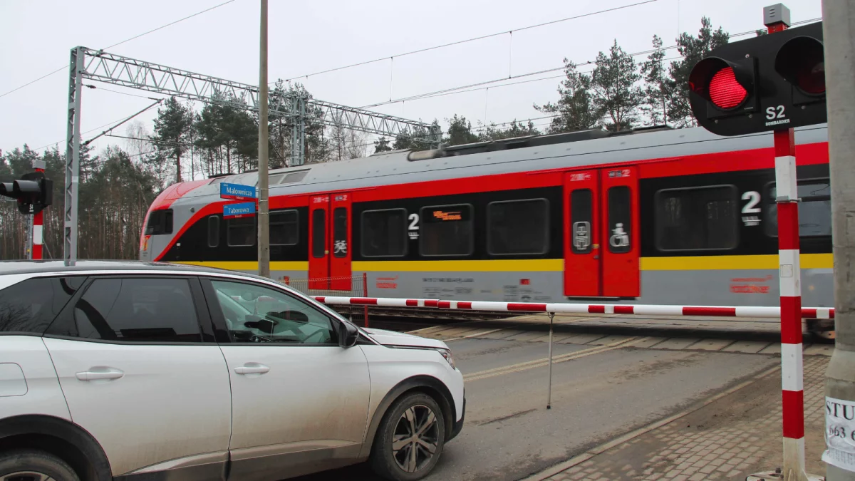 Horror na przejeździe kolejowym na Widzewie. Kierowcy stali tak długo, że na miejsce wezwali policję. PKP PLK komentują - Zdjęcie główne