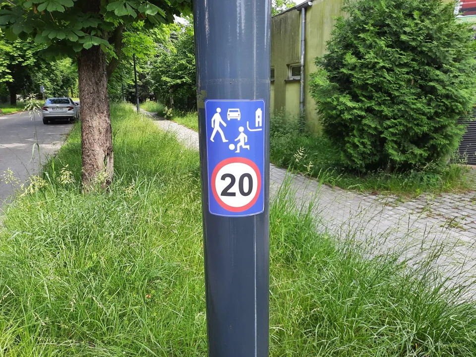 Tajemnicze naklejki na ulicy Prezydenta w Łodzi. Były... ale zniknęły! - Zdjęcie główne