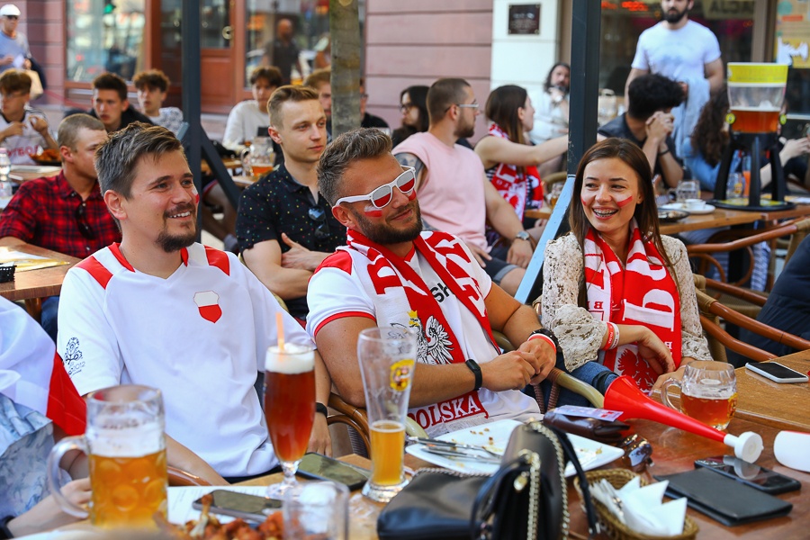 Piotrkowska Łódź. Kibice wspierali Biało-Czerwonych podczas meczu Polska - Słowacja na EURO 2020 (fot. Michał Pietrzak - TuLodz.pl)