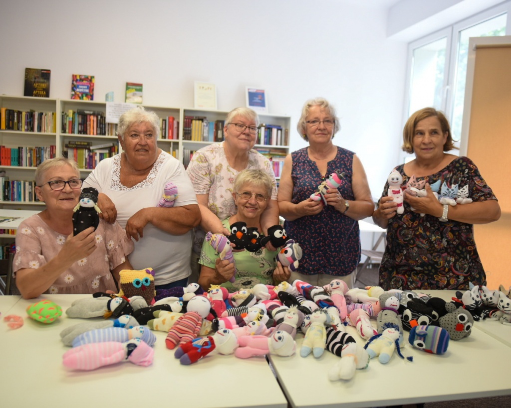 Łódzkie seniorki znów zadbały o to, by maluszki z domów dziecka i oddziału noworodkowego miały się do kogo przytulić [zdjęcia]  - Zdjęcie główne