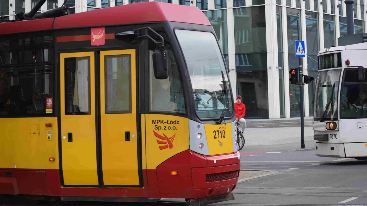 Pijany jak bela wbiegł pod jadący tramwaj. Ruch w tym miejscu wstrzymano. Na miejsce wezwano policję - Zdjęcie główne