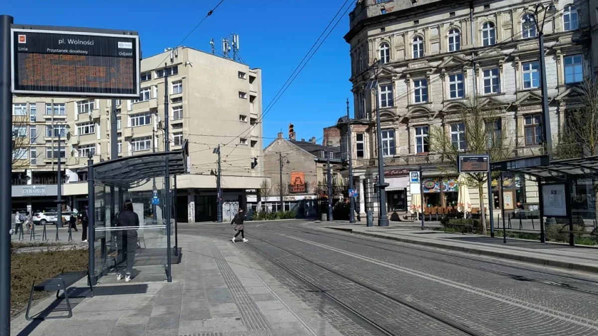 Łódź pozbywa się „nieszczęsnej kostki” z placu Wolności. Wiemy, ile zapłacimy za beton