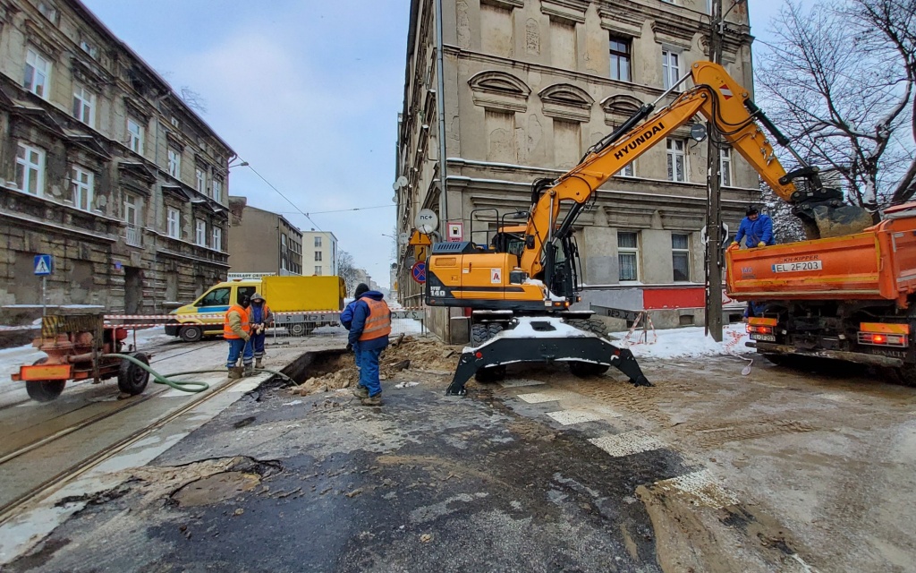 Awaria wodociągowa na ul. Franciszkańskiej w Łodzi  – prace remontowe dobiegły końca [zdjęcia] - Zdjęcie główne