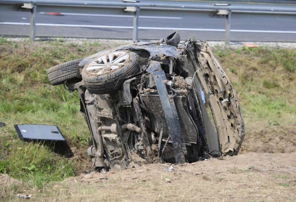 Wypadek Łódzkie. Do groźnego wypadku samochodowego doszło na autostradzie A1, na wysokości miejscowości Wieszczyce (fot. bnp) |wiadomości łódzkie | Łódź | TuŁódź