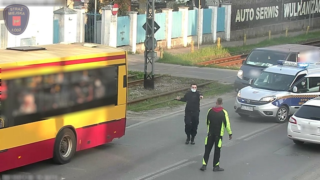 Mężczyzna blokował ruch na ul. Kilińskiego w Łodzi. Napastnik był pijany i kopał w nadjeżdżające samochody (fot. Straż Miejska w Łodzi) |wiadomości łódzkie | Łódź | TuŁódź