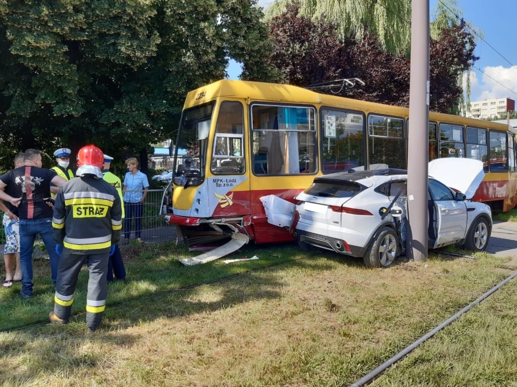 Groźny wypadek na Bałutach. Jaguar wjechał w tramwaj. Jak to zrobił? [ZDJĘCIA] - Zdjęcie główne