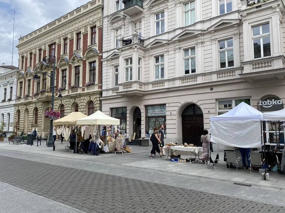 Stoiska "Rękodzielni" na ul. Piotrkowskiej przyciągnęły wiele osób 