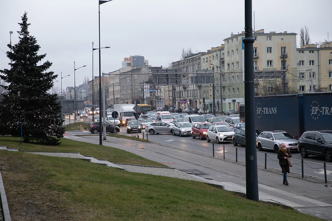 Duże korki na skrzyżowaniu marszałków. Najdłużej postoimy od Kopcińskiego [11.01.2022]  - Zdjęcie główne