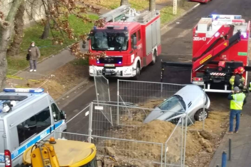 Kierowca wjechał do wykopu! Niecodzienny wypadek przy ul. Zarzewskiej (fot. Marcin Hencz - Łódzki Radny) |wiadomości łódzkie|Łódź|TuŁódź