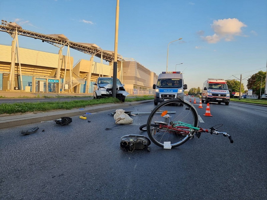 Wypadek Łódź. 42-latek wjechał volkswagenem na ścieżkę rowerową i potrącił rowerzystę [zdjęcia] - Zdjęcie główne