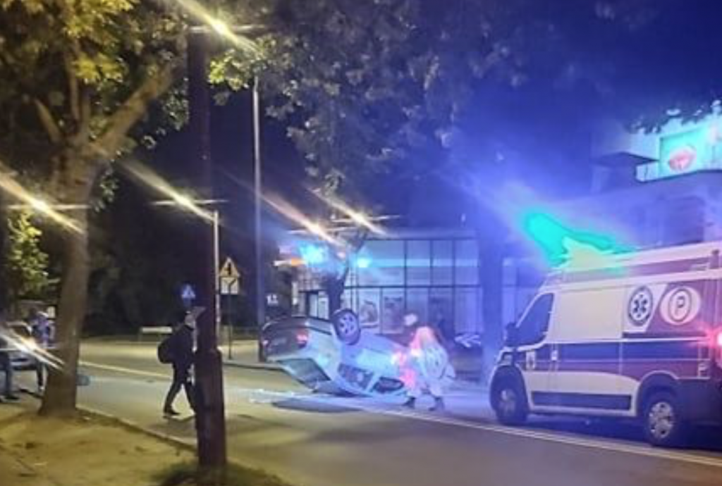 Wypadek na Dąbrowie. W zdemolowanym aucie znaleziono narkotyki (fot. Czytelnik)