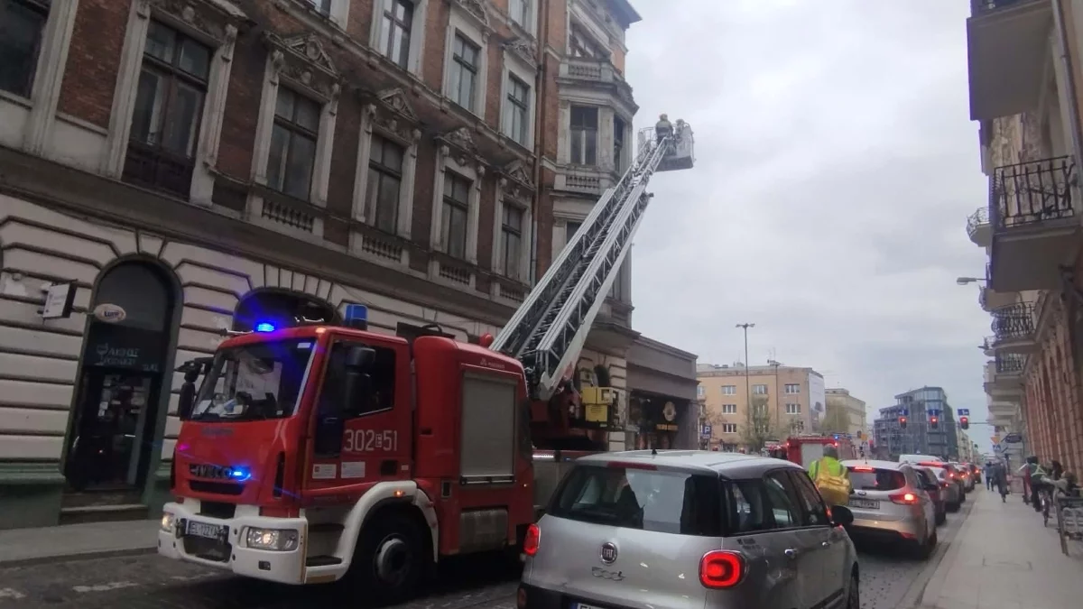 Niebezpieczny incydent w centrum. Fragmenty kamienicy spadły na Mercedesa