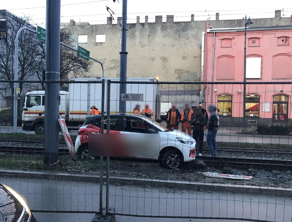 Zatrzymanie tramwajów w centrum Łodzi. Powód? Auto na torowisku [ZDJĘCIA] - Zdjęcie główne