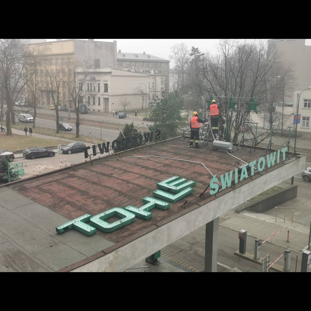 Neon ze słowem „hotel” zdjęty z łódzkiego Światowita. To już kres hotelowej historii tego obiektu (fot. Kapilar)