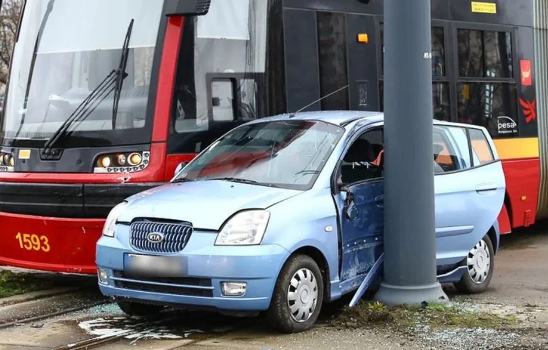 Zderzenie tramwaju z osobówką w centrum Łodzi. Są opóźnienia w komunikacji - Zdjęcie główne