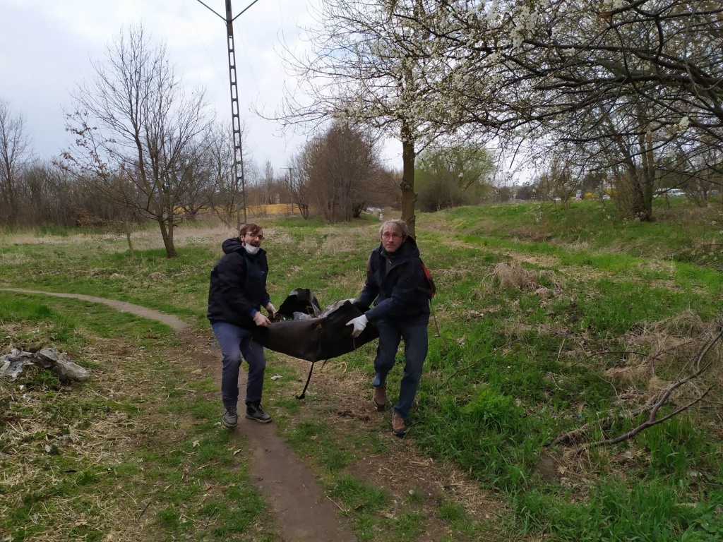 Dzień Ziemi w Łodzi. Mieszkańcy Chojen sprzątali Olechówkę. Zebrali ponad 2,5 tysiąca litrów śmieci! (fot. Łukasz Sil)