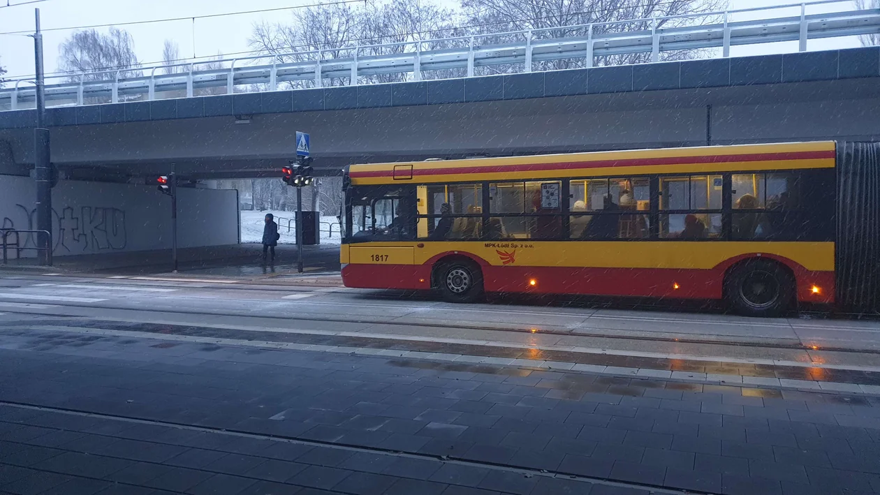 Pasażerowie mogą czuć się pominięci. Przystanek jest kompletnie niedoposażony