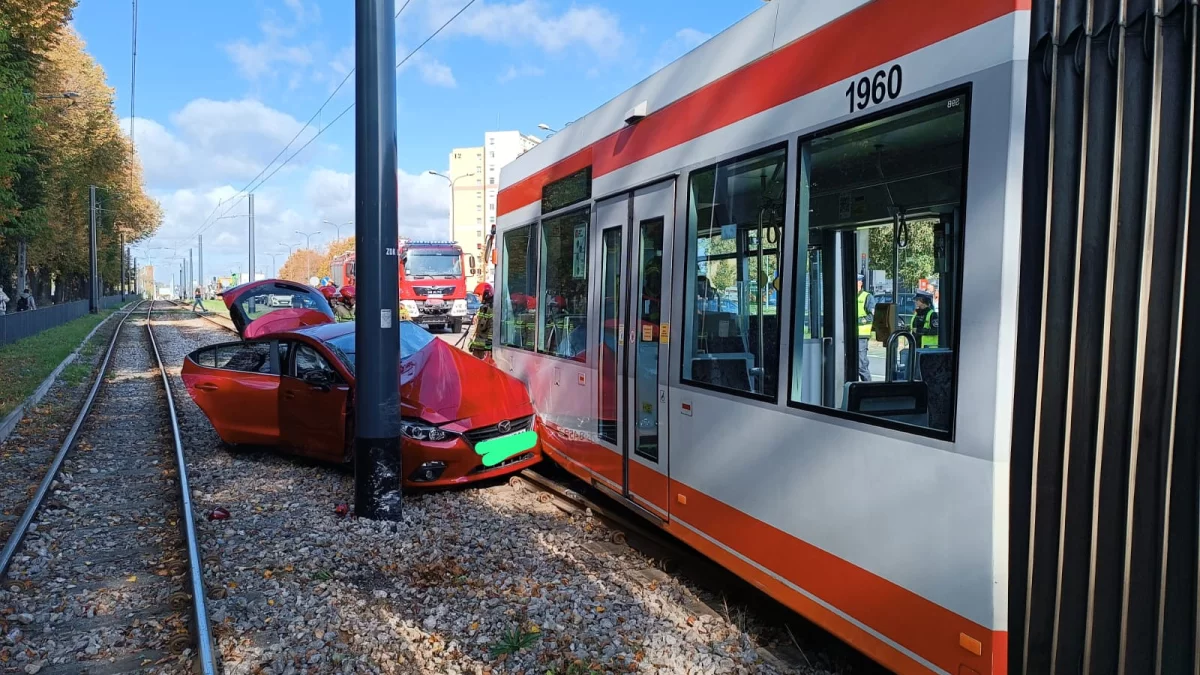 Zderzenie z tramwajem MPK Łódź. Jedna osoba poszkodowana, ruch całkowicie zablokowany - Zdjęcie główne