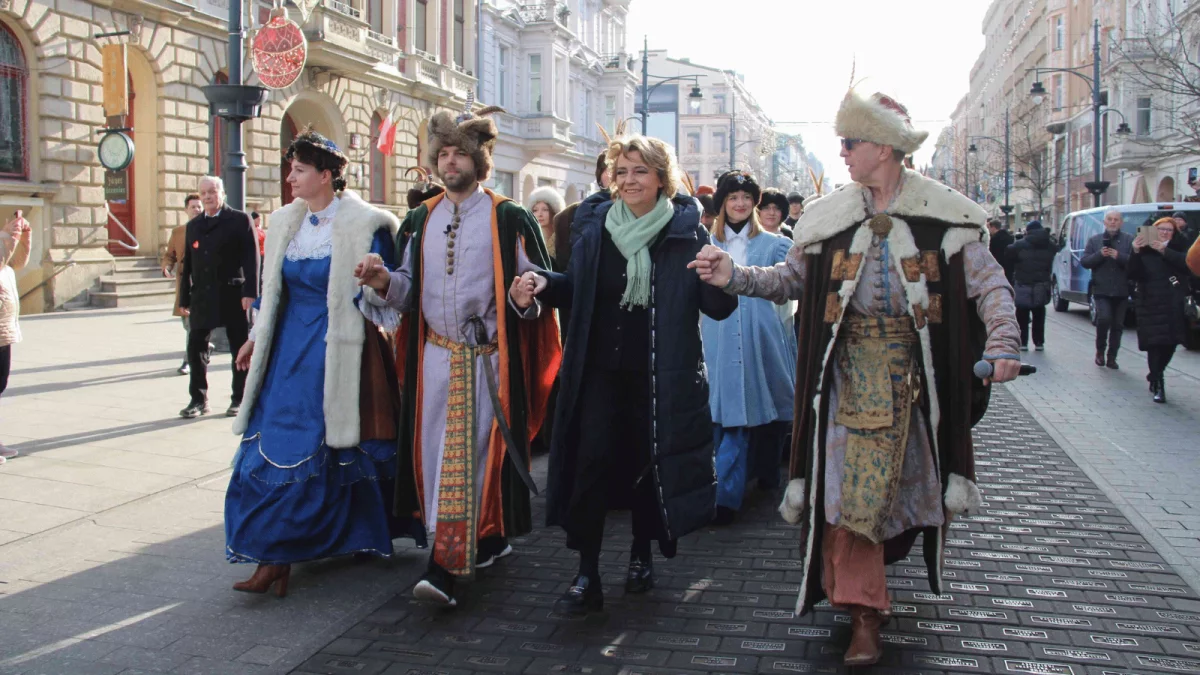 Ulicą Piotrkowską przeszedł "Polonez dla Łodzi". W wydarzeniu wzięło udział kilkaset maturzystów [ZDJĘCIA] - Zdjęcie główne