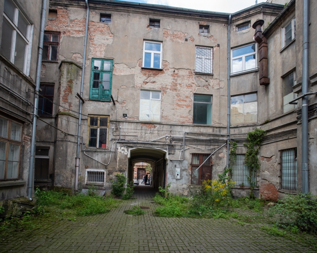 Zrujnowana kamienica przy Piotrkowskiej straszy łodzian. Ale już niedługo (fot. www.lodz.pl)