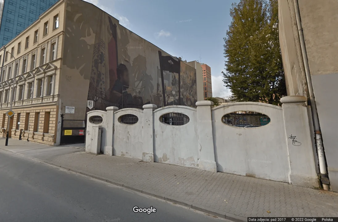 OFF Piotrkowska parking (ul. Sienkiewicza 81) - 4 PLN/h za postój od 1 do 2 godzin, 5 PLN/h za postój od 3 do 8 godzin, 50 zł/24h za postój powyżej 8 godzin. OFF Piotrkowska parking (ul. Sienkiewicza 58) - 4 PLN/h za postój od 1 do 8 godzin, 40 PLN/24h za postój powyżej 8 godzin