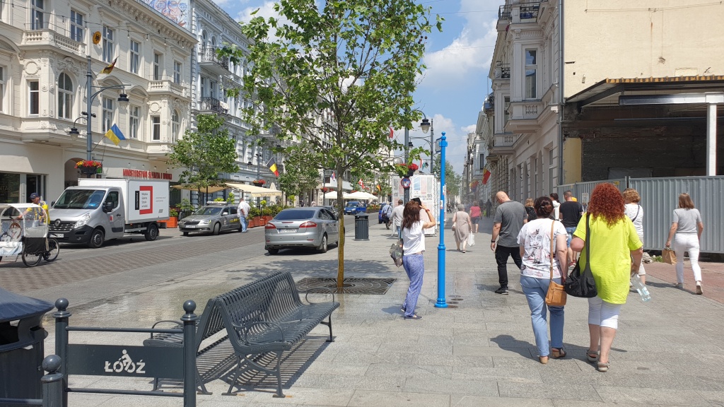 Kurtyny wodne na Piotrkowskiej. Łodzianie będą mieli gdzie się schłodzić w upalne dni (fot. Bartosz Jankowski - TuŁódź.pl)