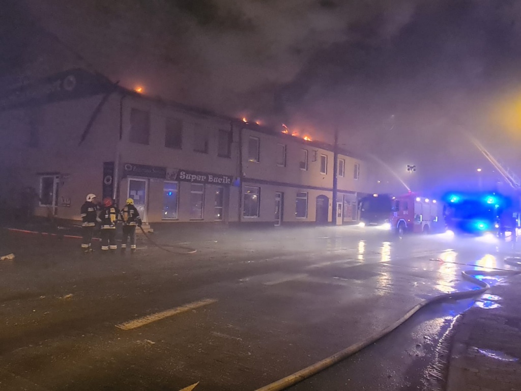 Pożar budynku mieszkalnego w Ozorkowie pod Łodzią. Z ogniem walczyło kilkudziesięciu strażaków (fot. dzięki uprzejmości KW PSP w Łodzi)