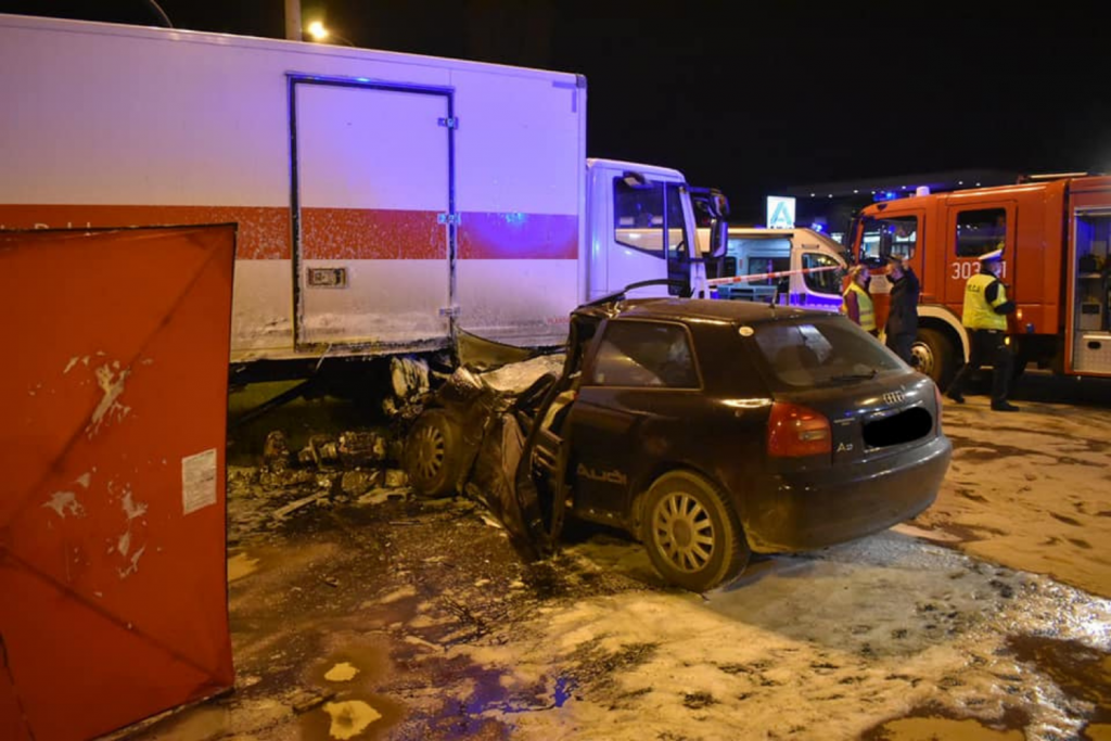 W tragicznym wypadku śmierć poniosły dwie osoby. W aucie odnaleziono ślady po narkotykach - Zdjęcie główne