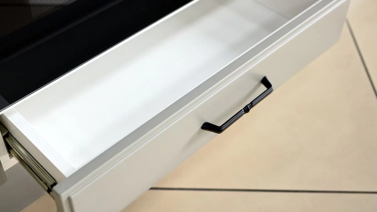 Co wkładacie do szuflady pod piekarnikiem? Wszyscy używamy jej źle