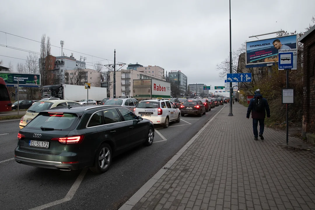 Skrzyżowanie marszałków. Piłsudskiego w stronę Widzewa stoi od wysokości ul. Wodnej [25.01.2022]  - Zdjęcie główne