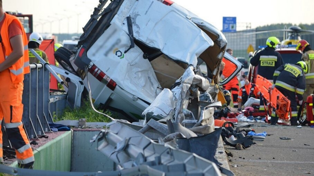 Tragiczny wypadek na A2. Bus dachował nad wiaduktem. Mężczyzna przez szczelinę wypadł na drogę lokalną [ZDJĘCIA Z AKCJI] - Zdjęcie główne