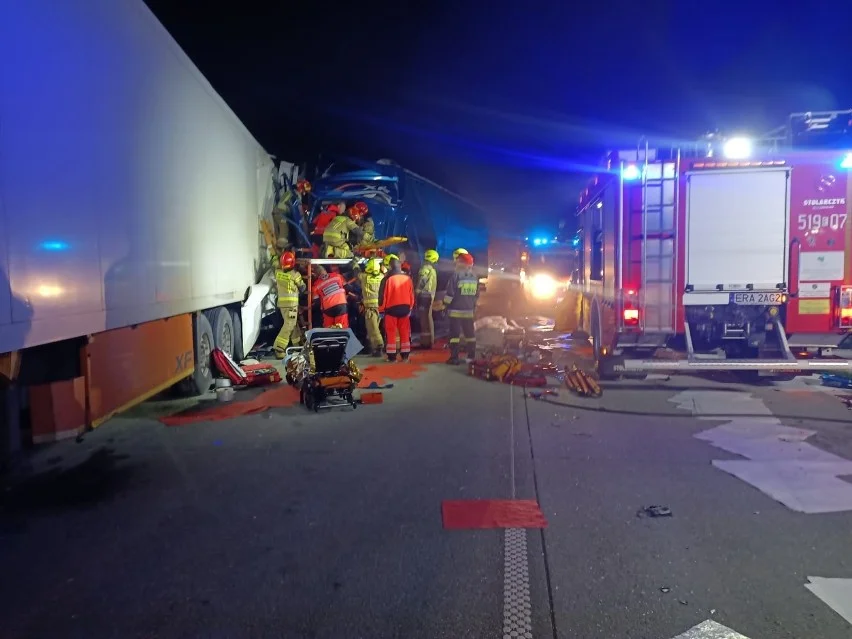 Wypadki na autostradzie A1 - zderzenie ciężarówek i bus, który wjechał w bariery - Zdjęcie główne