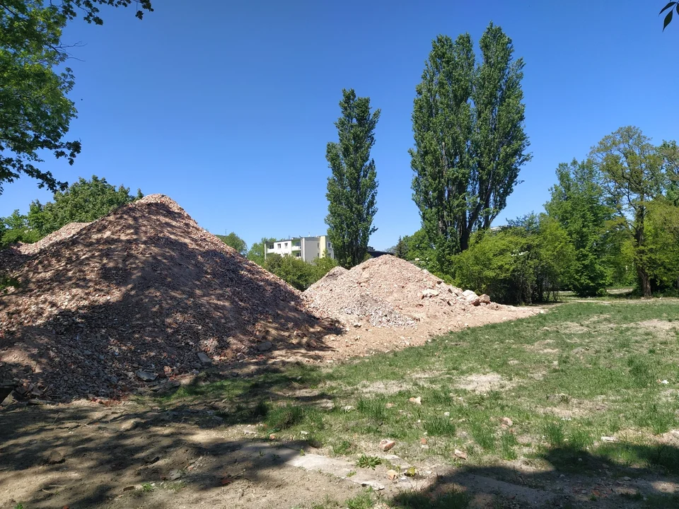 Protest mieszkańców Harcerskiej na Dołach trwa. „Straciliśmy szkołę, ale staramy się o odzyskanie terenu” - Zdjęcie główne