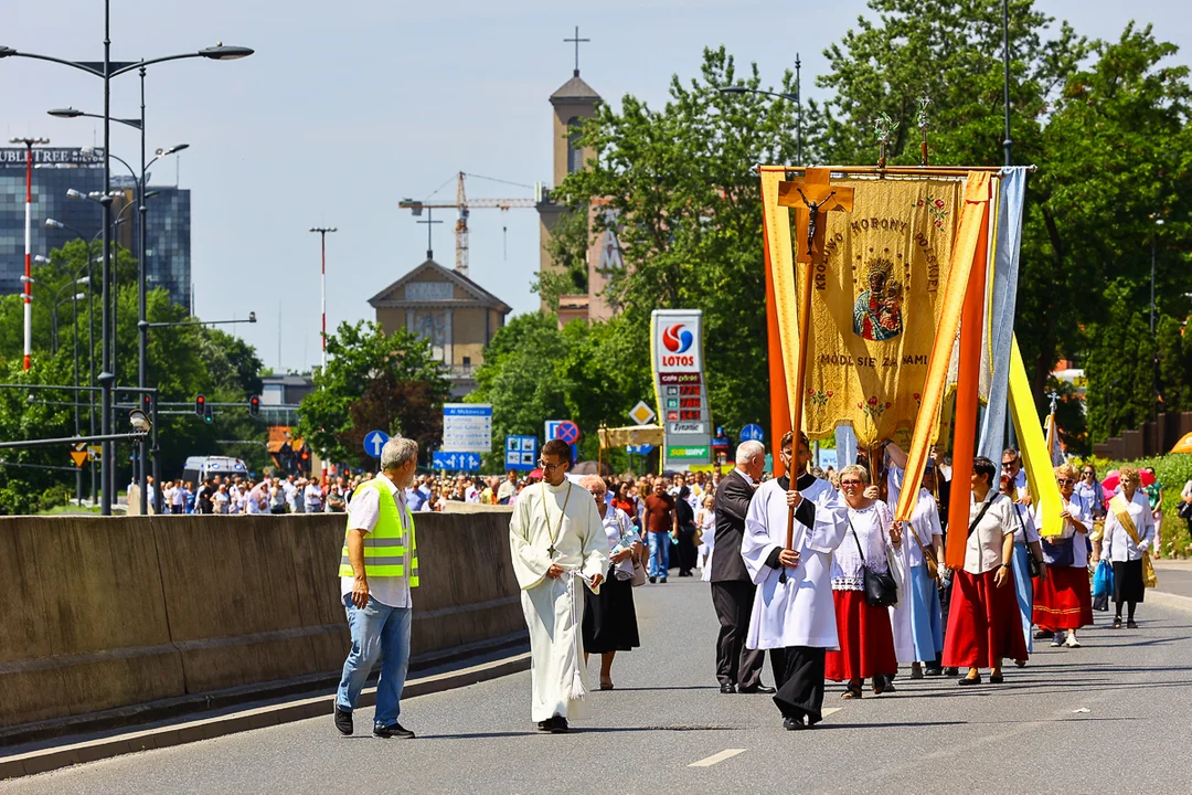 Łódzkie uroczystości Bożego Ciała z udziałem abp. Rysia. Procesja przeszła ulicami Śródmieścia [galeria]  - Zdjęcie główne