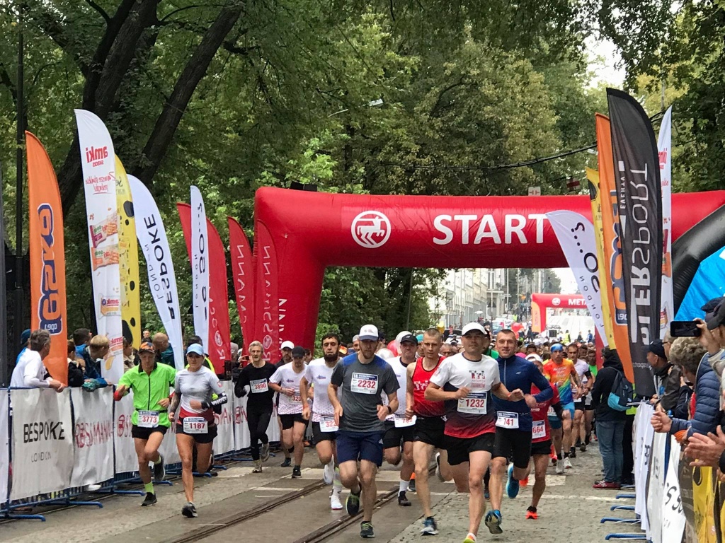 Bieg Ulicą Piotrkowską Rossmann Run. Mimo złej pogody biegacze z całej Polski pobiegli ulicami Łodzi (fot. redakcja TuŁódź) | wiadomości łódzkie | Łódź | TuŁódź