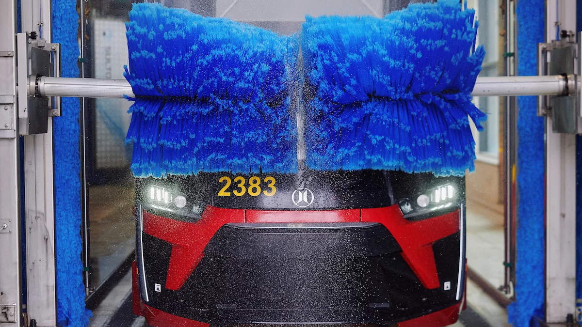 Tak wygląda proces utrzymania czystości w pojazdach MPK Łódź. Przebieg sprzątania i mycia