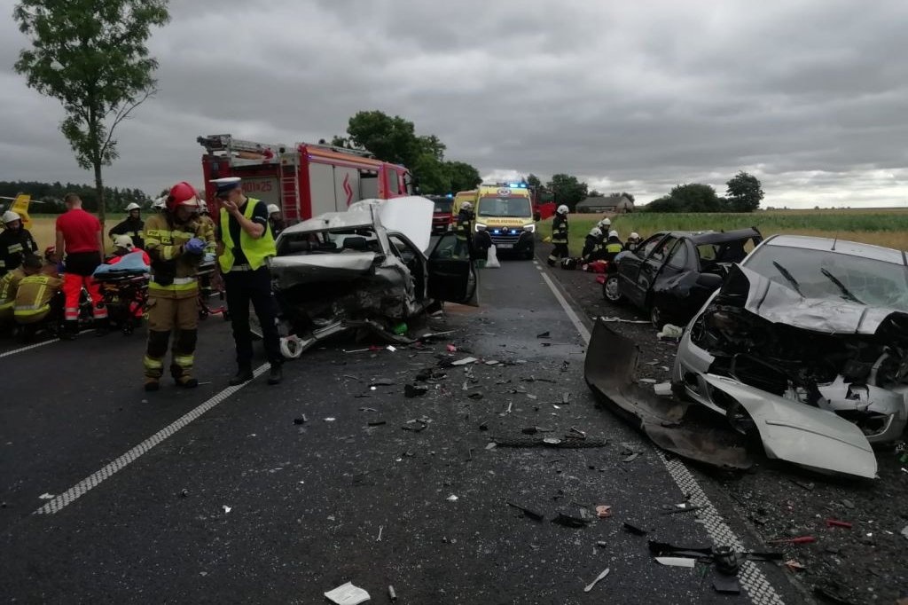 Wypadek łódzkie. Śmiertelny wypadek pod Bełchatowem. Trzy roztrzaskane samochody [zdjęcia] - Zdjęcie główne