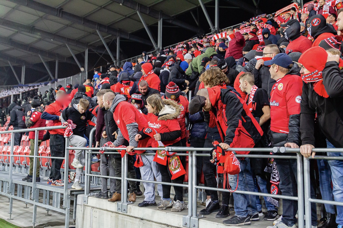 Pod stadionem Widzewa doszło do próby konfrontacji kiboli