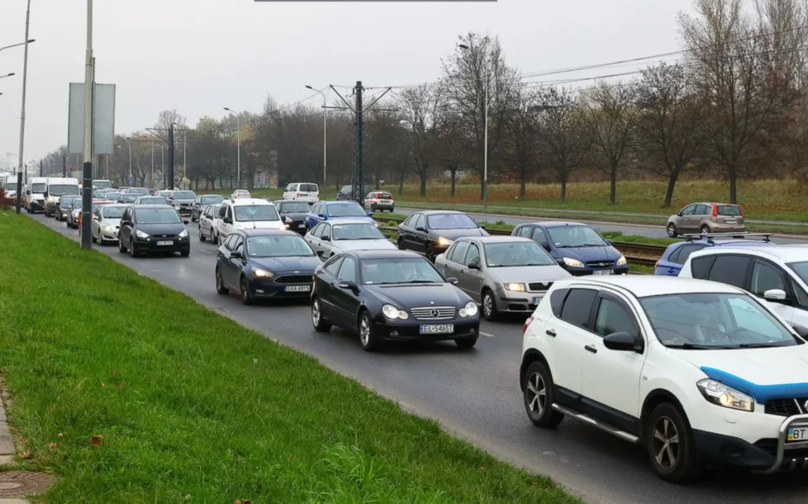 Wypadek na Włókniarzy. Pas w kierunku Zgierza zablokowany - Zdjęcie główne