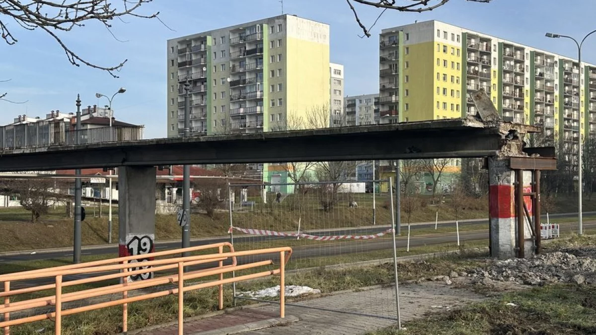 Wyburzanie drugiej kładki nad aleją Wyszyńskiego w Łodzi. Tramwaje MPK Łódź nie dojadą na ważną krańcówkę - Zdjęcie główne