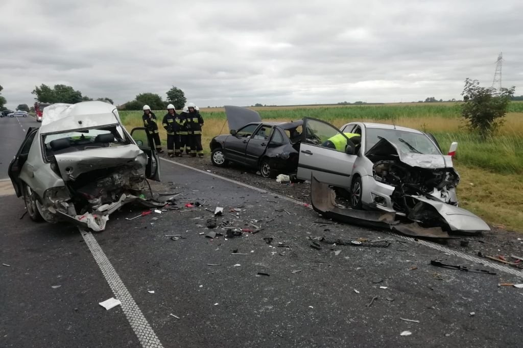 Wypadek łódzkie. Śmiertelny wypadek pod Bełchatowem. Trzy roztrzaskane samochody (fot. Policja Łódzka)