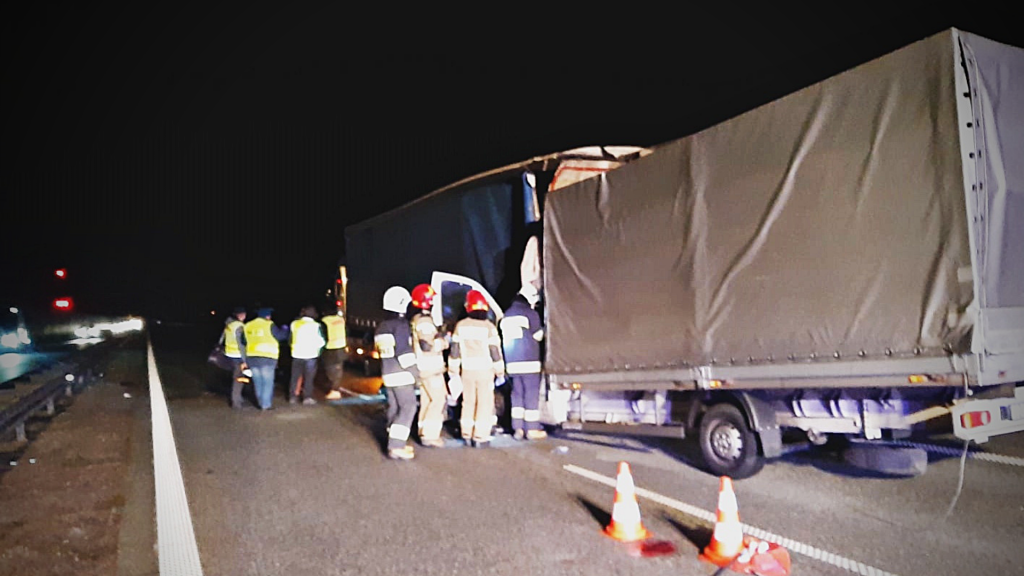 Tragiczny wypadek na S8. Kierowcy zatrzymują się po kolizji. Następnie uderza w nich TIR - Zdjęcie główne